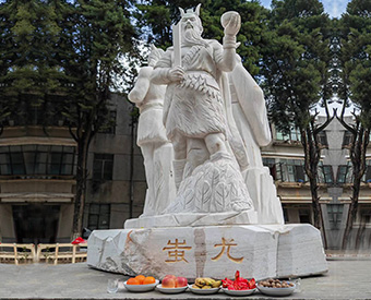 云南石雕黃帝、炎帝、蚩尤雕塑安裝效果展示